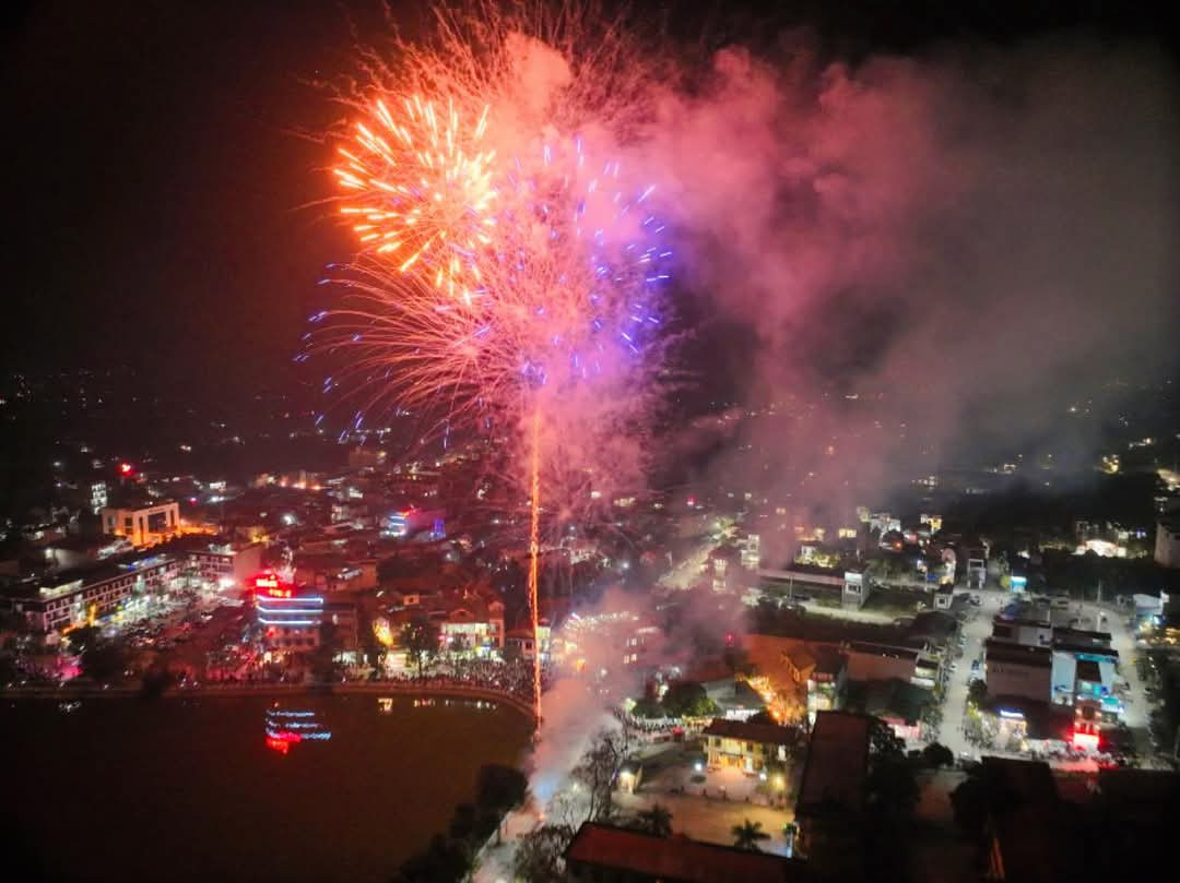 Pháo hoa rực sáng đón năm mới Ất Tỵ an lành, thịnh vượng ảnh 141 Pháo hoa rực sáng đón năm mới Ất Tỵ an lành, thịnh vượng ảnh 141