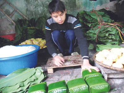 Anh Nguyễn Công Phú gói bánh chưng tại cửa hàng trên phố Đốc Ngữ (Hà Nội)