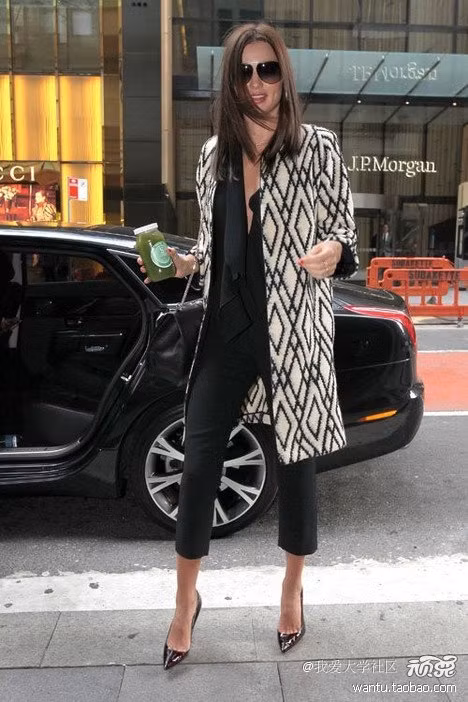 Siêu mẫu chọn quần jeans đơn giản kết hợp cùng áo khoác da bông, túi Prada và một chiếc khăn sáng màu. Cô nàng gây ấn tượng mạnh khi xuống phố với váy bút chì da rắn Balenciaga và áo sơ mi đen. Miranda nổi bật với chiếc quần da đen kết hợp cùng áo len Isabel Marant xuyệt tông với giày cao gót màu đỏ. Miranda biết chính xác làm thế nào để đôi chân dài của cô nàng được tỏa sáng trên phố. Legging da, sơmi trắng và giầy cao gót đen đã giúp cô nàng có bộ cánh hoàn hảo.