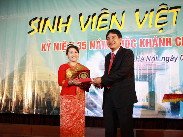 Nhotkhammani (trái) và anh Nguyễn Đắc Vinh (nay là Bí thư Thứ nhất T.Ư Đoàn) tại Gala sinh viên kỷ niệm 35 năm Quốc khánh Lào (2010)