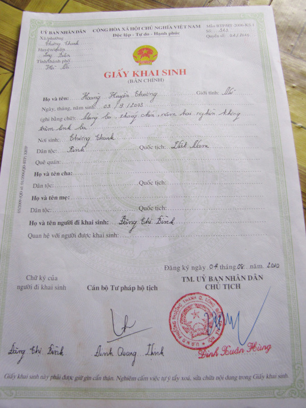 Để có được tờ giấy khai sinh cho bé Thương, bà Bình phải tốn không ít công sức và nước mắt. Ảnh: Lãng Phong