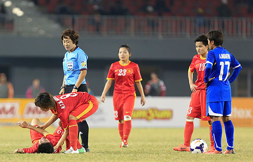 Các cầu thủ Thái Lan chơi xấu nhằm hạn chế sức tấn công của Việt Nam.