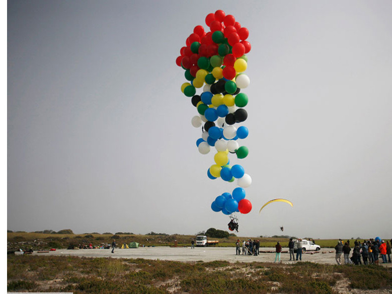 Cuôc vượt biển phải sử dụng đến 160 quả bóng bay