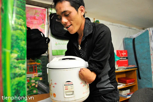 Chàng trai không tay người Dao vào đại học ảnh 10