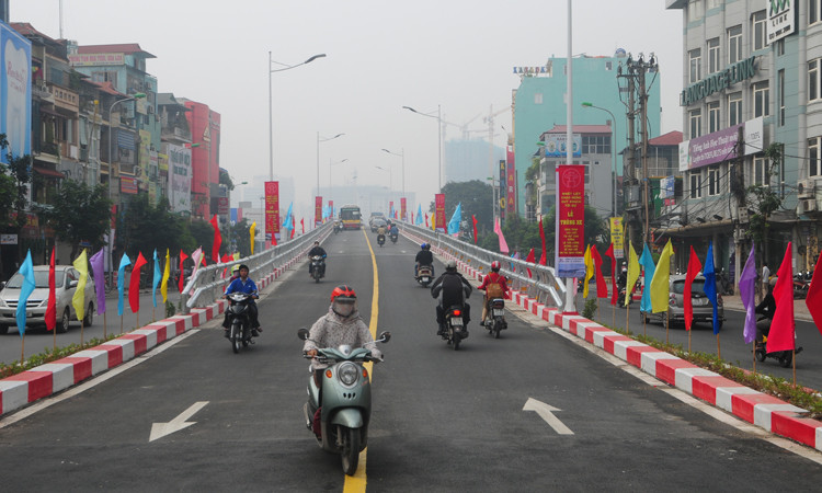 Tuy mới thông xe nhưng một số người điều khiển phương tiện đã vi phạm, ngang nhiên rẽ sang đường khi vừa xuống chân cầu