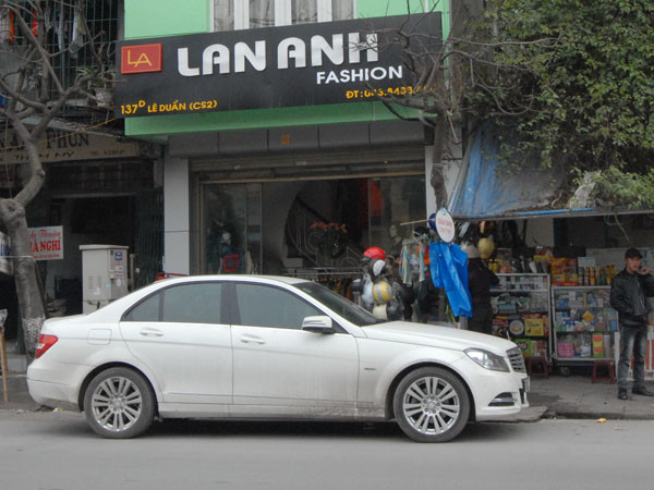 Mercedes đỗ trên phố Lê Duẩn