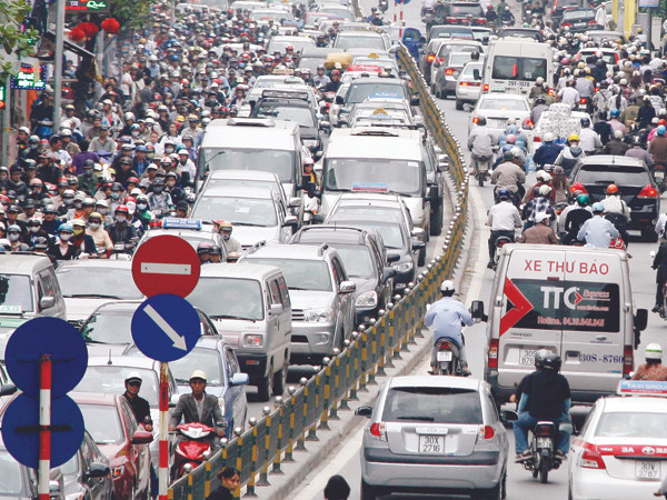 Cảnh tắc đường suốt 3 giờ tại phố Chùa Bộc chiều tối ngày 2-12-2011. Ảnh: Minh Đức 