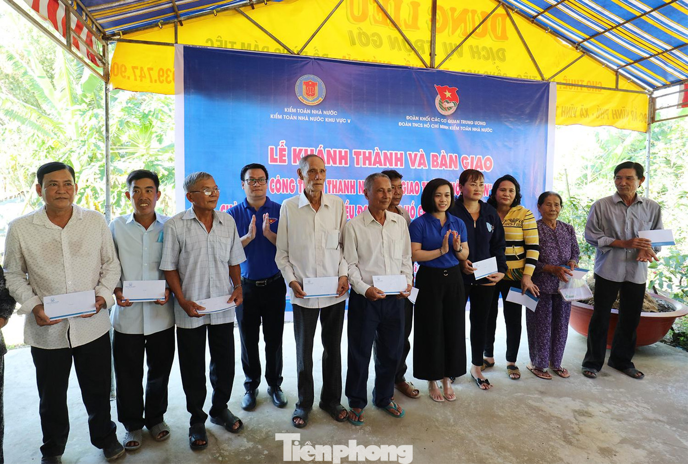 Đoàn Thanh niên KTNN và KTNN khu vực V đã trao tặng phần quà cho 22 gia đình chính sách, gia đình có công với cách mạng trên địa bàn xã Vĩnh Tường nhân kỷ niệm 75 năm Ngày Thương binh-Liệt sỹ