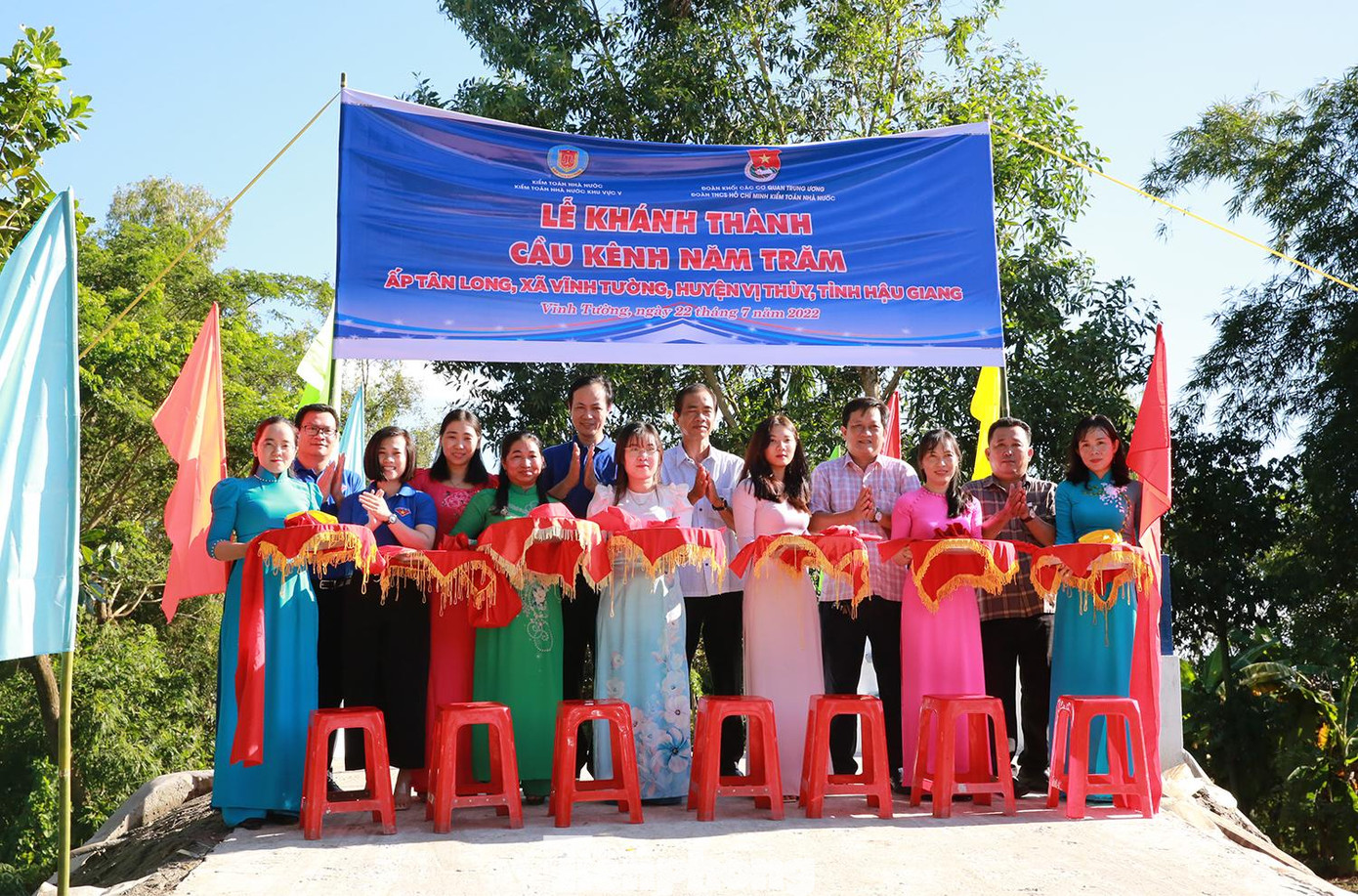 Nghi thức cắt băng khánh thành công trình Cầu giao thông nông thôn.