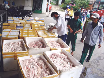 Thịt vận chuyển lậu trong thùng xốp bị thu giữ Ảnh: L.N