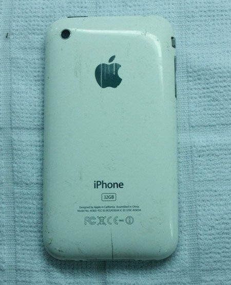 Một chiếc iPhone 3G màu trắng cũ, vỏ nứt