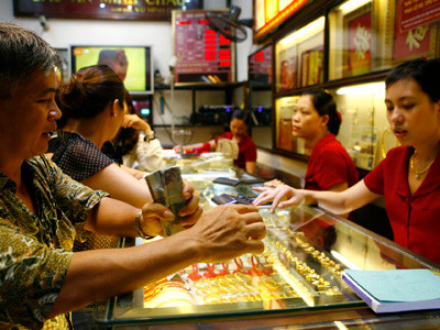 Trong khi vàng thế giới xuống giá mạnh thì vàng trong nước vẫn cao ngất ngưởng, chênh giá có lúc tới 4 triệu đồng/lượng