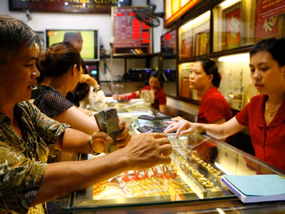 Trong khi vàng thế giới xuống giá mạnh thì vàng trong nước vẫn cao ngất ngưởng, chênh giá có lúc tới 4 triệu đồng/lượng . Ảnh: Hồng Vĩnh Trong khi vàng thế giới xuống giá mạnh thì vàng trong nước vẫn cao ngất ngưởng, chênh giá có lúc tới 4 triệu đồng/lượng