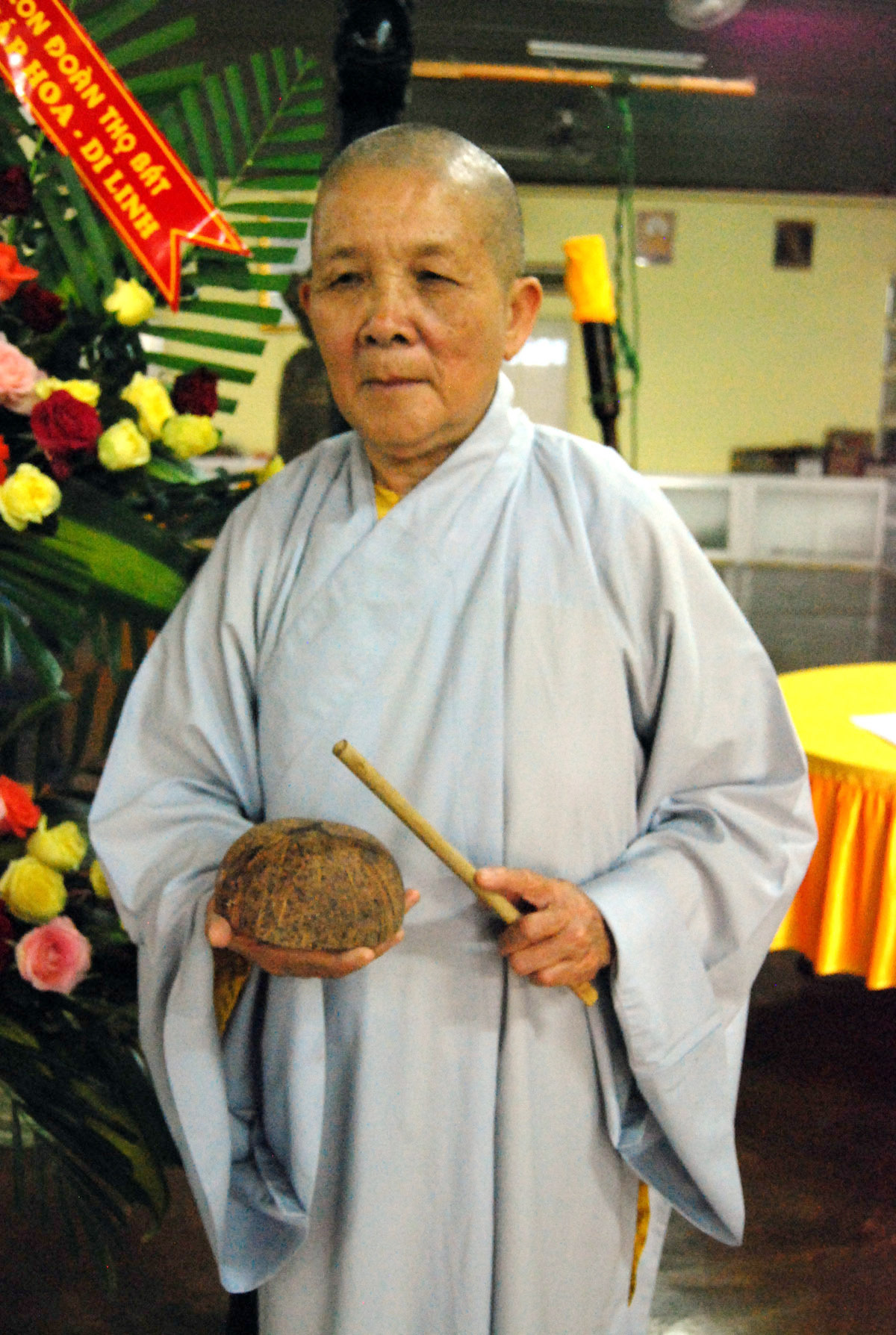 Ni sư Minh Hiền và chiếc mõ gáo dừa
