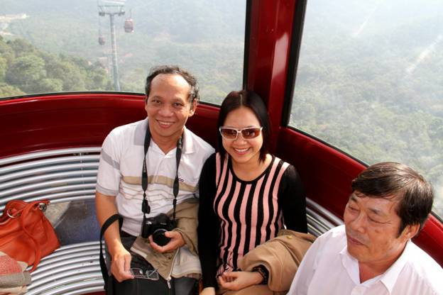 Kết thúc cáp treo đoạn đầu, du khách đi bộ qua qua nhiều đoạn dốc lên xuống và đến tháp Huệ Quang