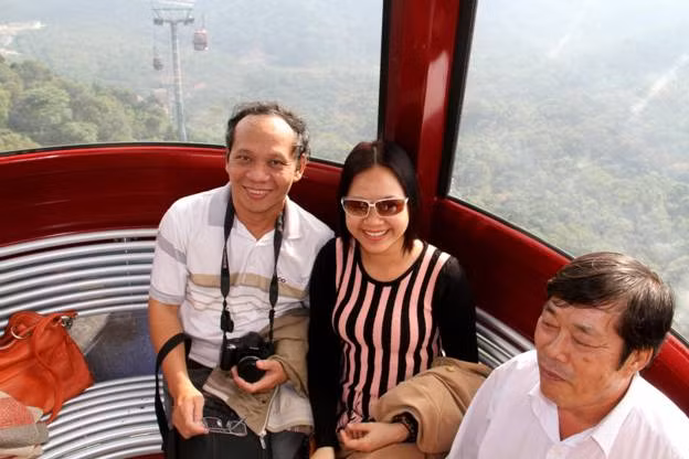 Kết thúc cáp treo đoạn đầu, du khách đi bộ qua qua nhiều đoạn dốc lên xuống và đến tháp Huệ Quang