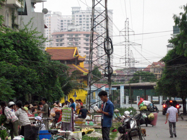 Chợ cóc cũng được mọc lên tại khu vực này