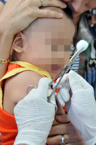  Trẻ cần được theo dõi sức khỏe kỹ lưỡng sau khi tiêm ngừa - Ảnh: T.Đạm (Tuổi Trẻ)