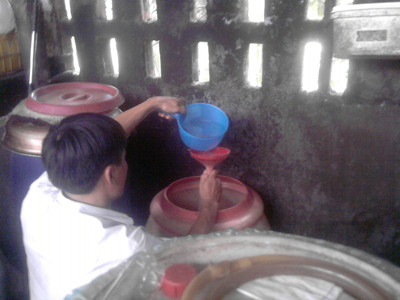 Lọc rượu trước khi chế. Ảnh: G.H. Lọc rượu trước khi chế. Ảnh: G.H