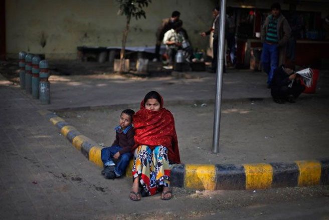 Nạn hiếp dâm ở Ấn Độ. Sự phẫn nộ của người dân Ấn Độ đối với một vụ hiếp dâm tập thể ở Delhi hồi năm 2012 đã lan sang năm 2013. Hàng loạt cuộc biểu tình lớn đã nổ ra, yêu cầu bảo vệ tốt hơn cho phụ nữ và thực thi công lý ngay lập tức. Tuy nhiên, phiên tòa xử các thủ phạm trong vụ này đã không tiến hành công khai, do lo ngại bạo loạn xảy ra - Ảnh: AP