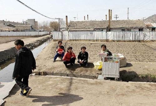 Triều Tiên có đường lối kinh tế tập thể nhưng những quầy bán hàng nhỏ thỉnh thoảng được nhìn thấy ở Rason. Vì nguồn điện cung cấp không đủ nên các gia đình sẽ bị cắt điện sinh hoạt vào buổi tối