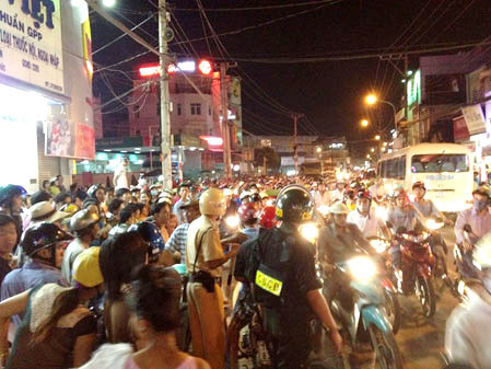 Hàng trăm người dân tập trung tại khu vực có tên cướp đang cố thủ trong nhà dân