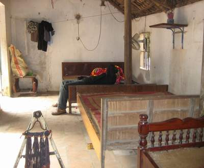 Gian phòng kê 4 chiếc giường để BN ở xa nằm điều trị tại nhà ông Dục