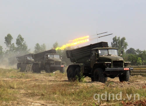 Các dàn pháo BM-21 thay nhau bắn phá mục tiêu 