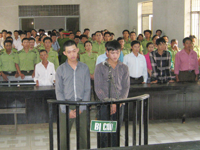 Hai bị cáo tại tòa