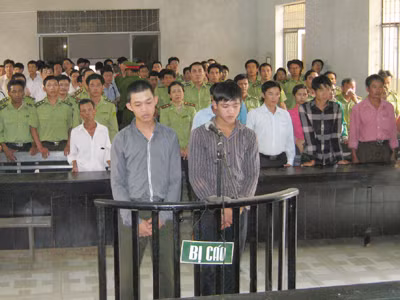 Hai bị cáo tại tòa. Hai bị cáo tại tòa