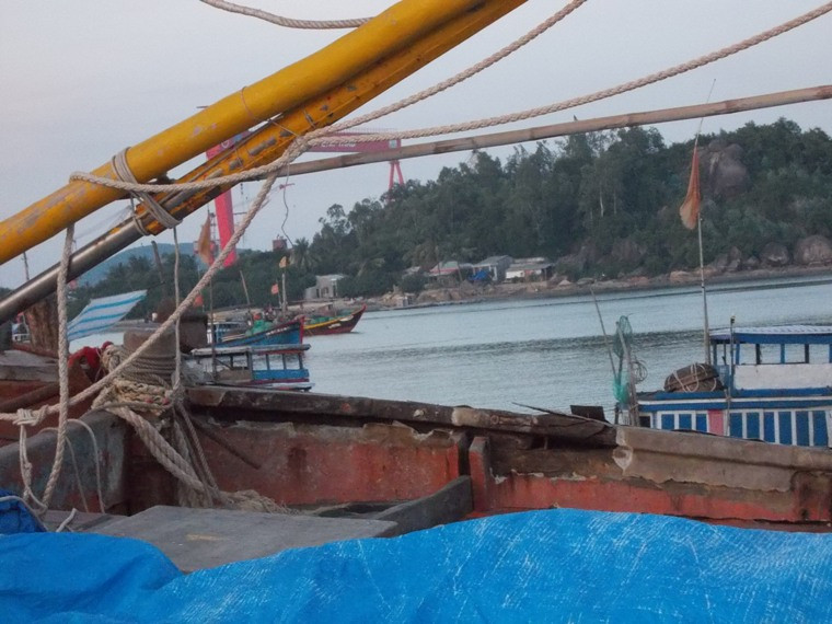 Những thanh gỗ trên cabin bị gãy do tàu Trung Quốc tông