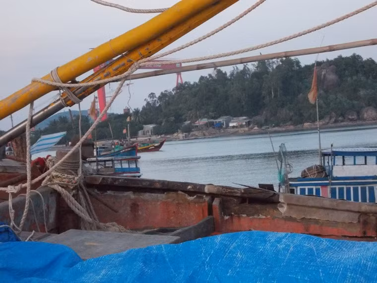 Những thanh gỗ trên cabin bị gãy do tàu Trung Quốc tông. Những thanh gỗ trên cabin bị gãy do tàu Trung Quốc tông