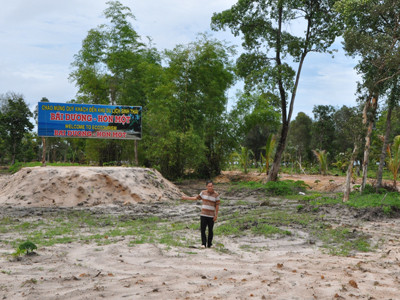 Lão ngư Nguyễn Văn Khanh tại lô đất mua bán cấn trừ nợ giữa bà Lý và bà Thủy. Lão ngư Nguyễn Văn Khanh tại lô đất mua bán cấn trừ nợ giữa bà Lý và bà Thủy