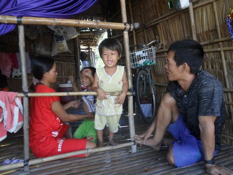 Gia đình ông Nguyễn Văn Tý trong túp lều gần sập. ẢNH: HOÀ HỘI. Gia đình ông Nguyễn Văn Tý trong túp lều gần sập. ẢNH: HOÀ HỘI