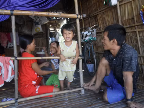 Gia đình ông Nguyễn Văn Tý trong túp lều gần sập. ẢNH: HOÀ HỘI