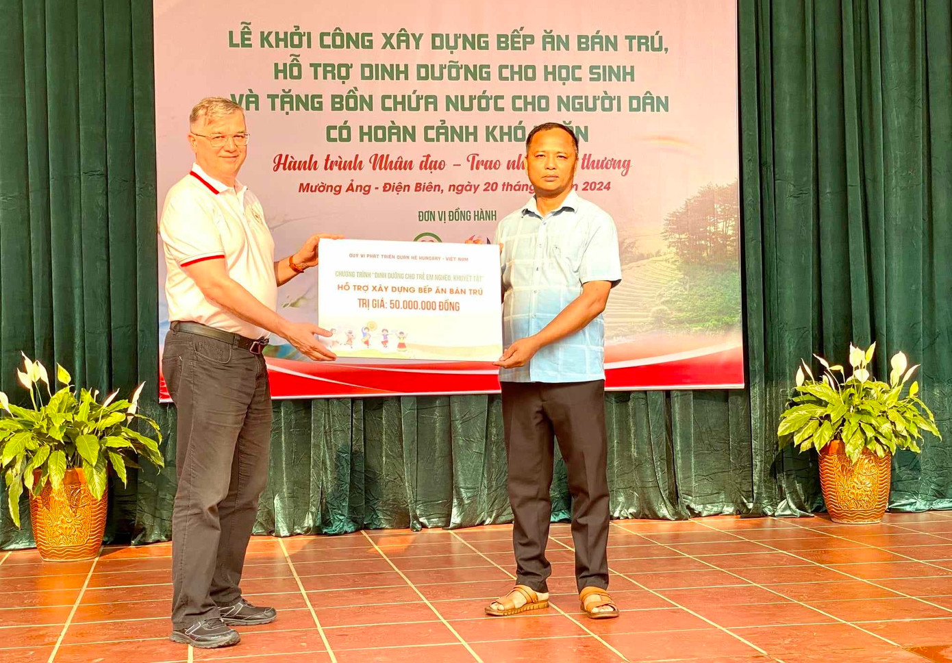 Đại diện Quỹ vì quan hệ Hungary - Việt Nam trao tặng tiền xây dựng bếp ăn cho một trường tiểu học ở Điện Biên.