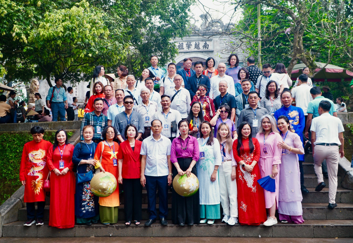 Đoàn đại biểu kiều bào do Thứ trưởng Lê Thị Thu Hằng dẫn đầu hành hương về đất Tổ nhân Lễ hội Đền Hùng 2024. Đoàn đại biểu kiều bào do Thứ trưởng Lê Thị Thu Hằng dẫn đầu hành hương về đất Tổ nhân Lễ hội Đền Hùng 2024.