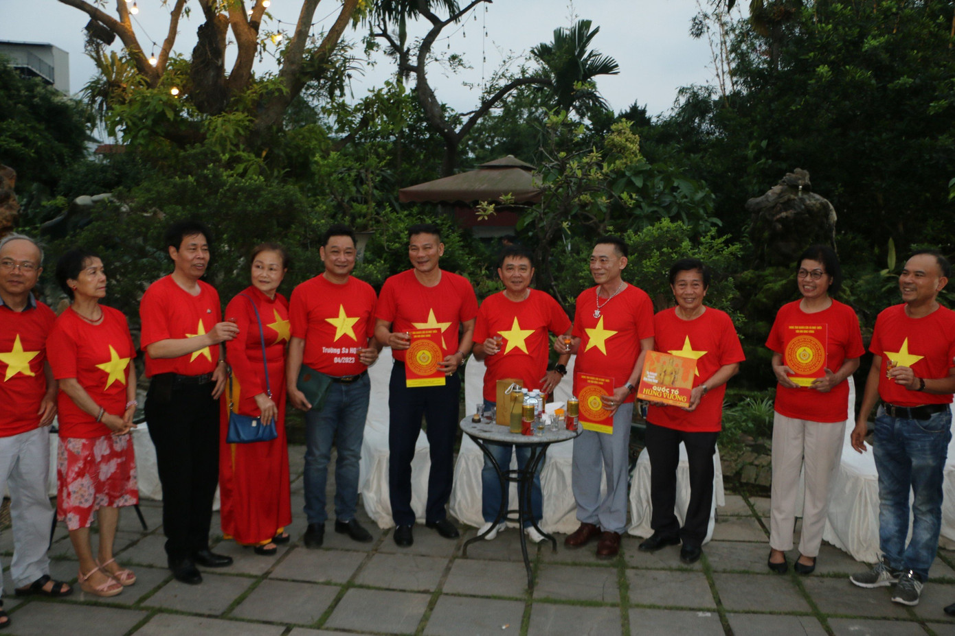 Các kiều bào được tặng sách quý. Các kiều bào được tặng sách quý.