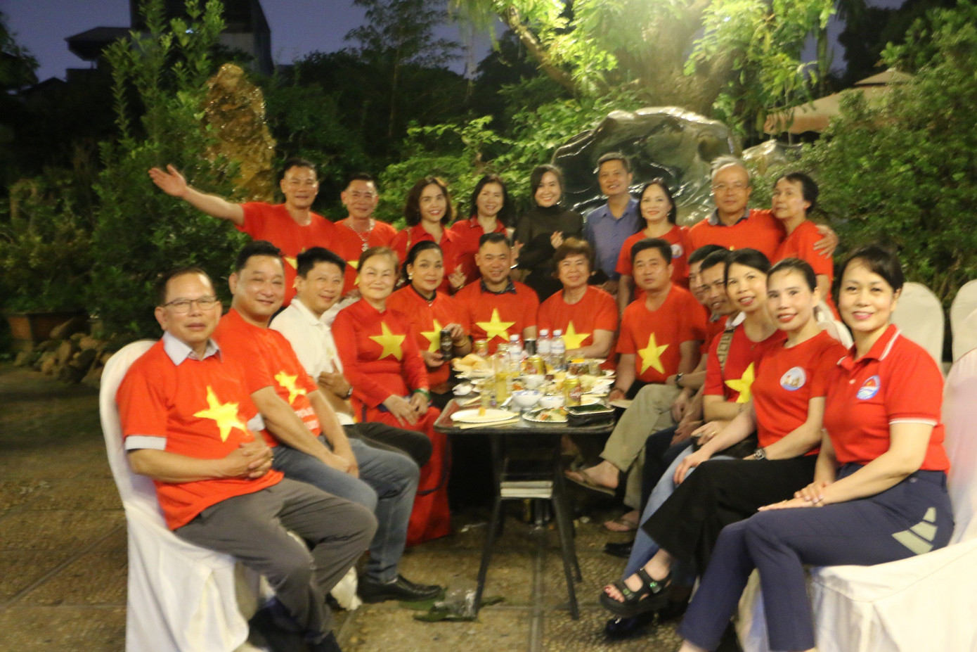 Chị Cao Hồng Vinh (ngoài cùng bên phải), sẽ tham gia chuyến thăm quân và dân Trường Sa trong năm nay. Chị Cao Hồng Vinh (ngoài cùng bên phải), sẽ tham gia chuyến thăm quân và dân Trường Sa trong năm nay.