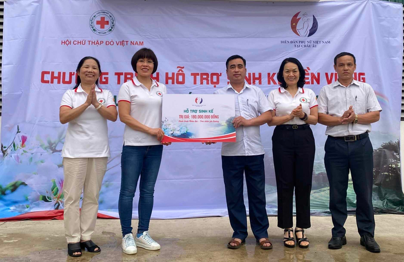 Chủ tịch Diễn đàn Phụ nữ Việt Nam tại châu Âu trao quà tặng Hội Chữ thập đỏ tỉnh Điện Biên.