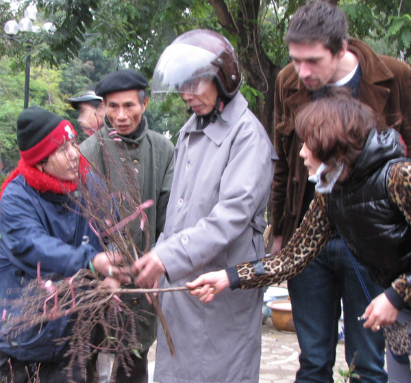 Một người nước ngoài hứng thú với việc mua bán đào ...