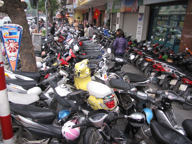 Một điểm trông giữ xe tự phát trên phố Hàng Bài chật kín chư nêm