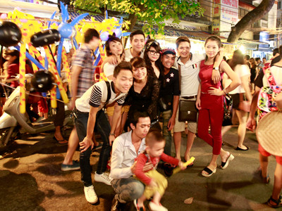 Các bạn trẻ tranh thủ chụp ảnh trên phố