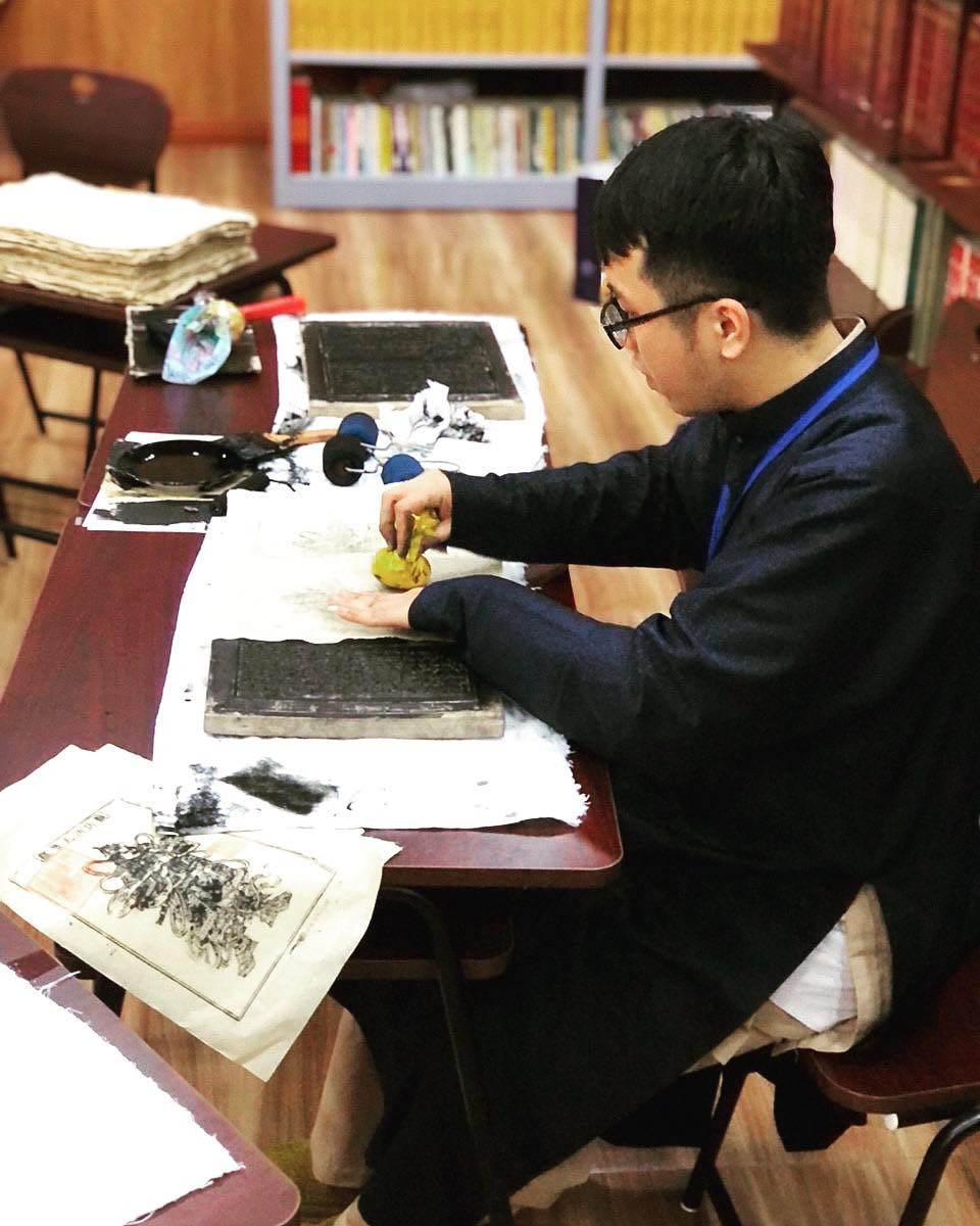 Nguyễn Văn Vũ - Biên tập viên tại Trung tâm Biên phiên dịch Tư liệu Phật giáo Quốc tế rập mộc bản kinh Dược Sư. Ảnh: NVCC Nguyễn Văn Vũ - Biên tập viên tại Trung tâm Biên phiên dịch Tư liệu Phật giáo Quốc tế rập mộc bản kinh Dược Sư. Ảnh: NVCC