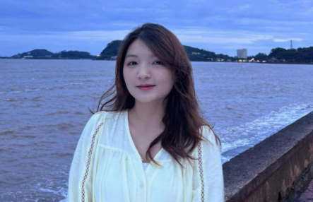 Sinh viên Nguyễn Bá Minh Vi Sinh viên Nguyễn Bá Minh Vi