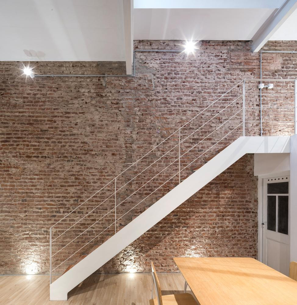 Trên tường lắp đặt nhiều bóng đèn để tăng độ sáng cho không gian.