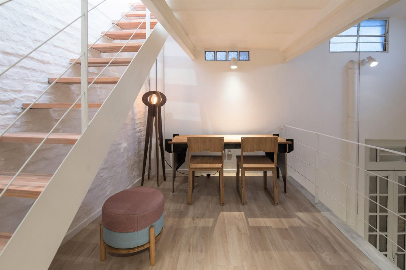 Gác lửng có đặt một bộ bàn ghế để đọc sách hoặc không gian vui chơi cho các thành viên trong gia đình.