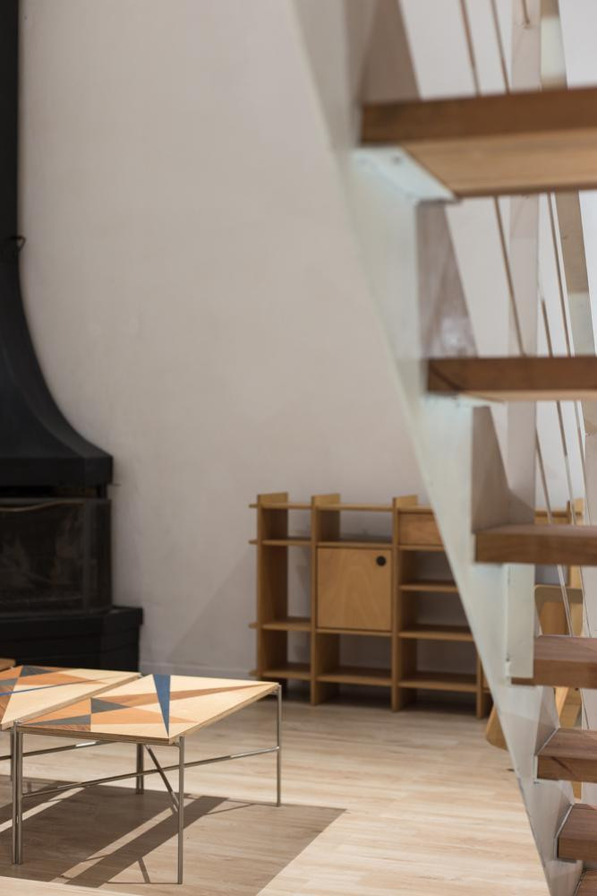 Phần sàn và toàn bộ nội thất của nhà đều sử dụng gỗ để tạo cảm giác ấm cúng và thân thiện cho người ở.