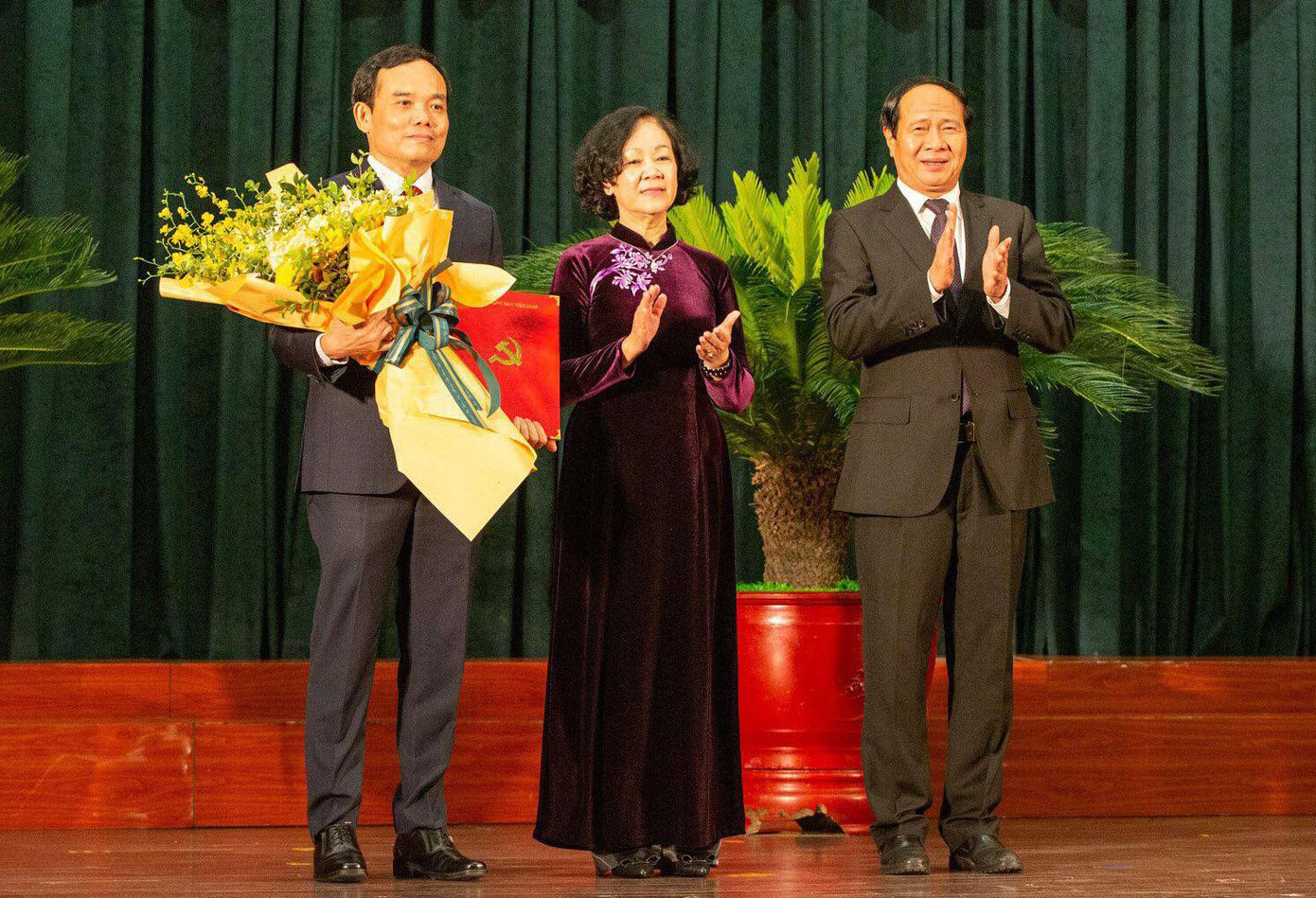 Bà Trương Thị Mai - Trưởng ban Tổ chức Trung ương trao quyết định, tặng hoa chúc mừng tân Bí thư Thành ủy Hải Phòng.