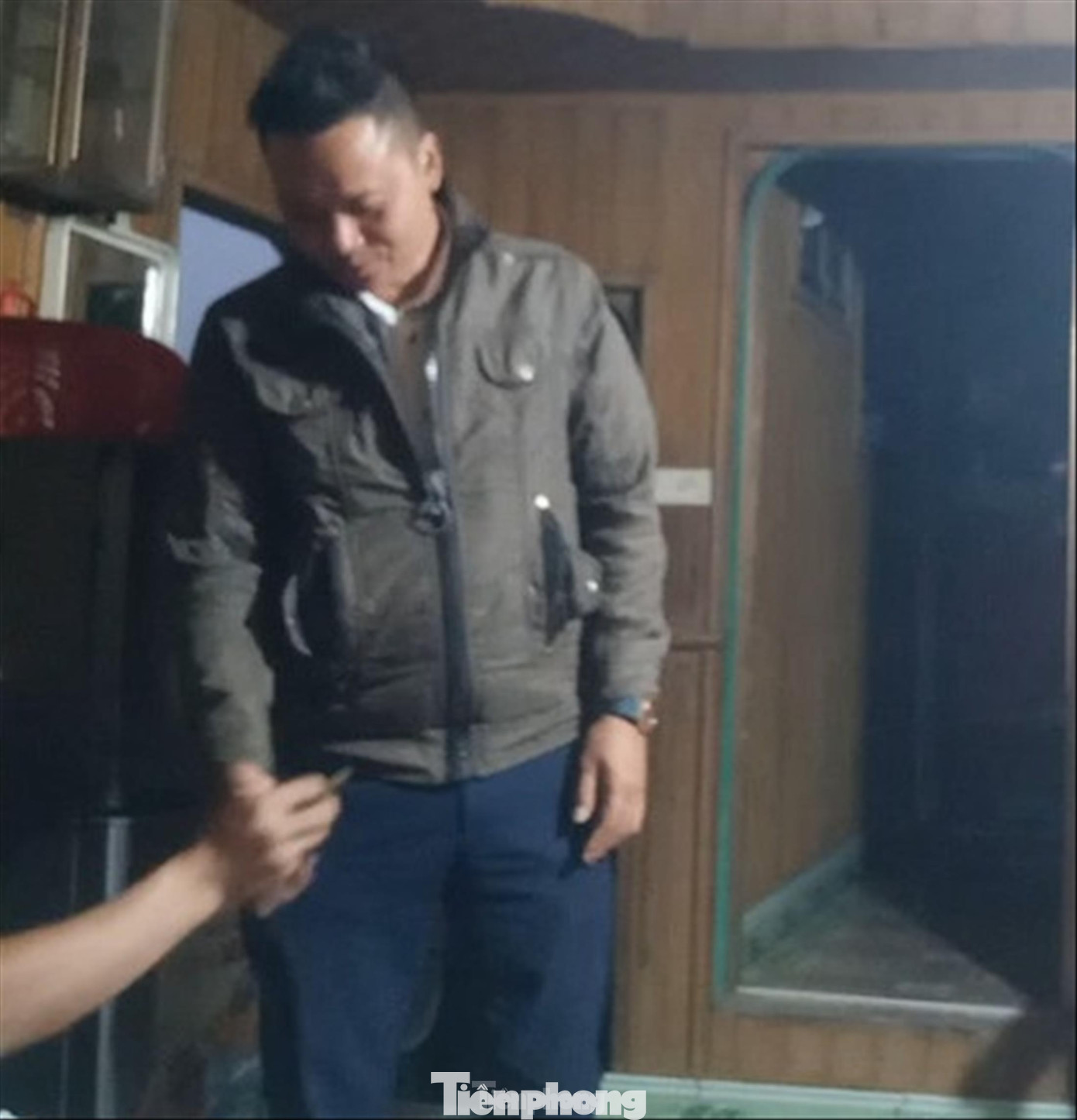 Nhân viên cảng vụ lên tàu kiểm tra tại khu vực Bến Hồ (Thuận Thành, Bắc Ninh)